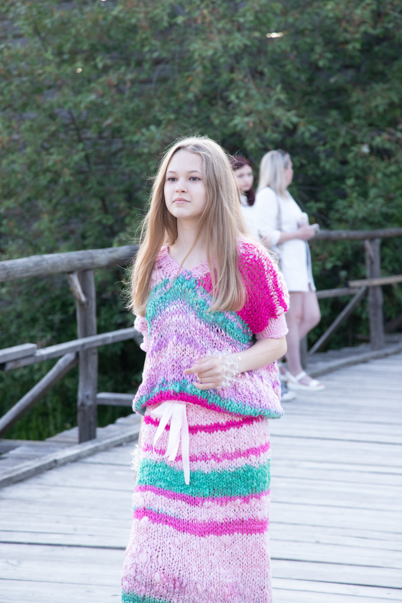 Буйство цвета в       белых шатрах, прогулки с       веретеном, катание по       Каменке на       ладье, прялки, напечатанные на       принтере, пушистые спикеры, дефиле в       половиках на       закате и       ритуал поклонения огню       — все это было на       прошедшем в       Суздале «ПряхаФесте».