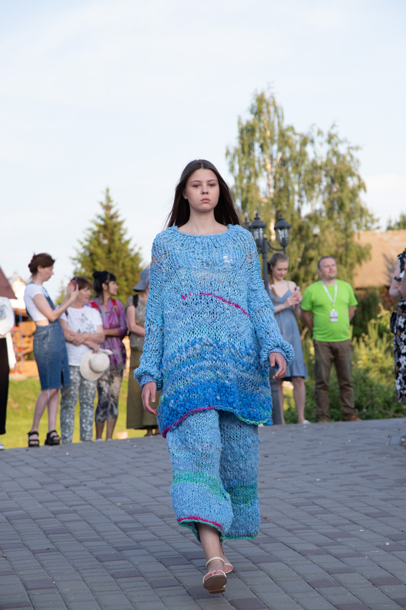 Буйство цвета в       белых шатрах, прогулки с       веретеном, катание по       Каменке на       ладье, прялки, напечатанные на       принтере, пушистые спикеры, дефиле в       половиках на       закате и       ритуал поклонения огню       — все это было на       прошедшем в       Суздале «ПряхаФесте».