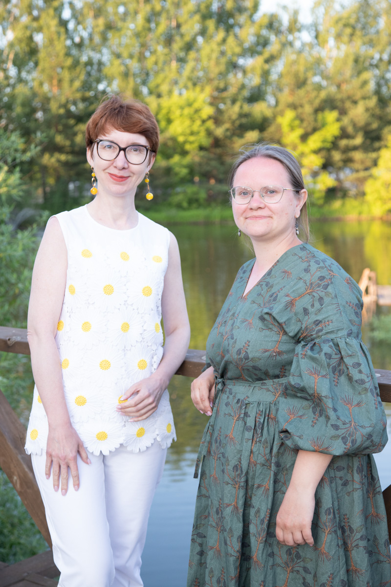 Буйство цвета в       белых шатрах, прогулки с       веретеном, катание по       Каменке на       ладье, прялки, напечатанные на       принтере, пушистые спикеры, дефиле в       половиках на       закате и       ритуал поклонения огню       — все это было на       прошедшем в       Суздале «ПряхаФесте».