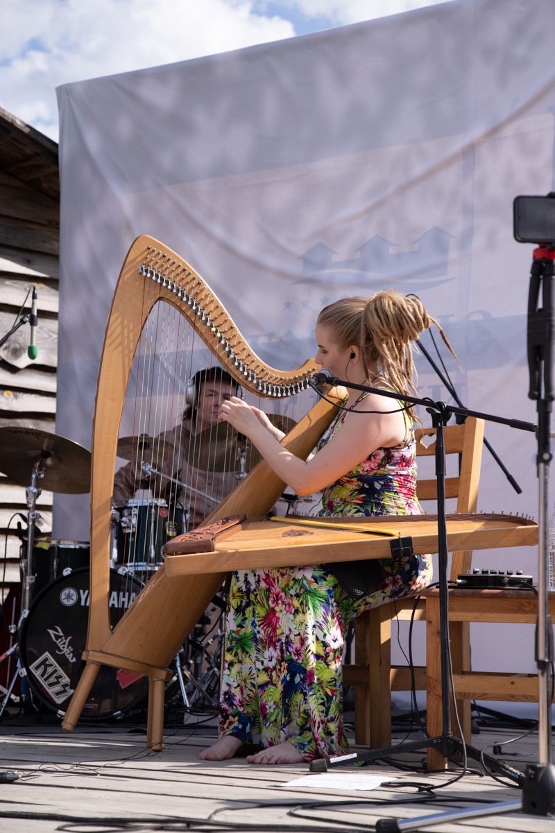 Буйство цвета в       белых шатрах, прогулки с       веретеном, катание по       Каменке на       ладье, прялки, напечатанные на       принтере, пушистые спикеры, дефиле в       половиках на       закате и       ритуал поклонения огню       — все это было на       прошедшем в       Суздале «ПряхаФесте».