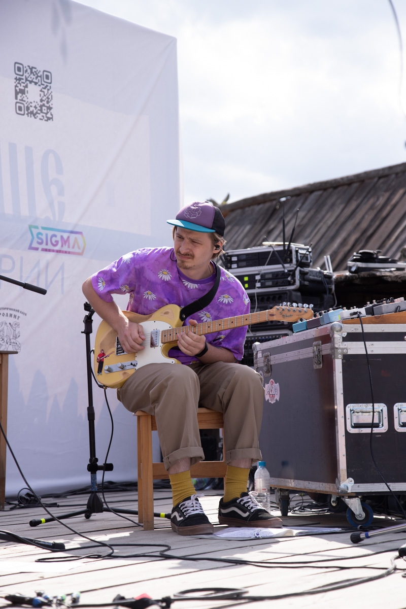 Буйство цвета в       белых шатрах, прогулки с       веретеном, катание по       Каменке на       ладье, прялки, напечатанные на       принтере, пушистые спикеры, дефиле в       половиках на       закате и       ритуал поклонения огню       — все это было на       прошедшем в       Суздале «ПряхаФесте».