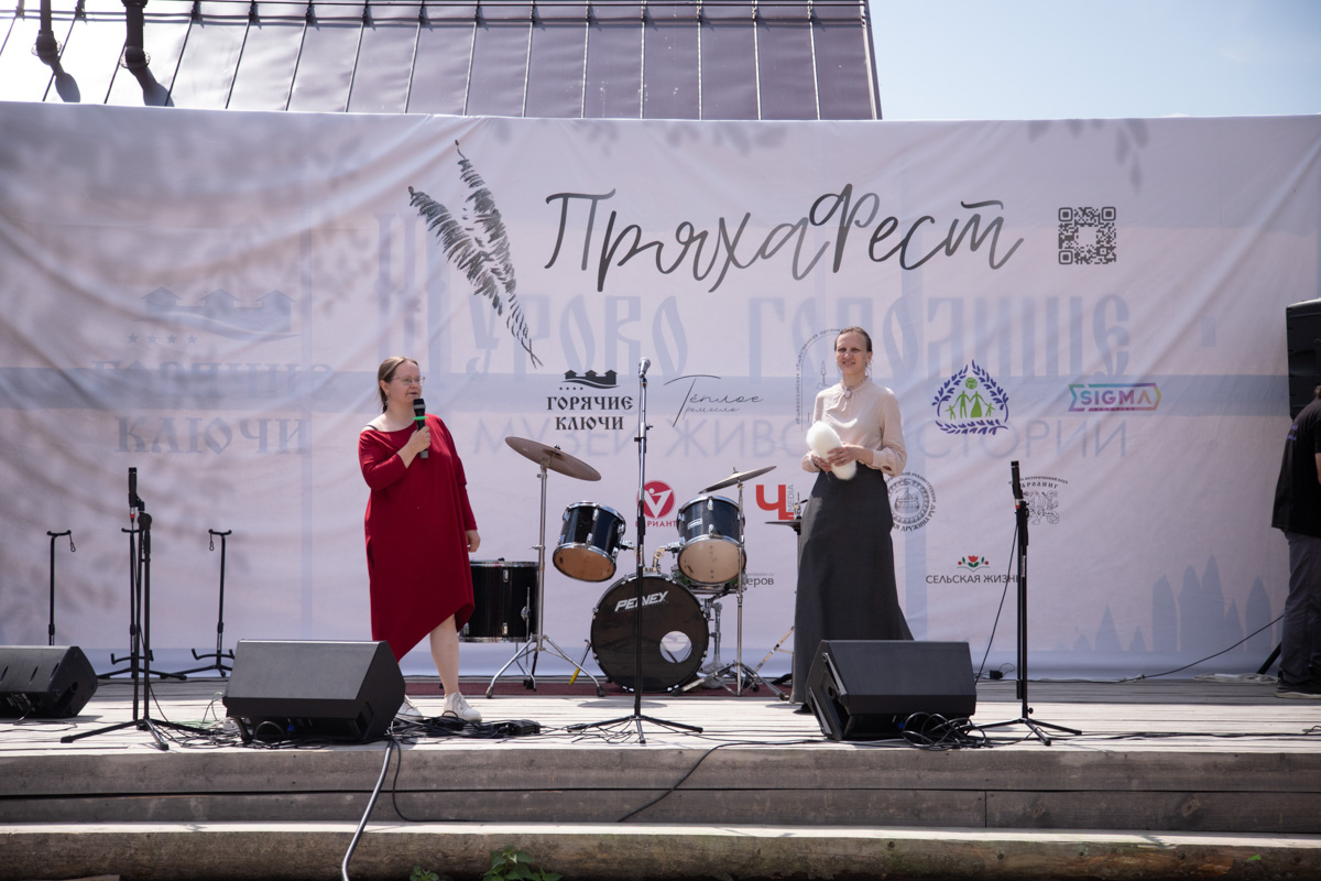 Буйство цвета в       белых шатрах, прогулки с       веретеном, катание по       Каменке на       ладье, прялки, напечатанные на       принтере, пушистые спикеры, дефиле в       половиках на       закате и       ритуал поклонения огню       — все это было на       прошедшем в       Суздале «ПряхаФесте».