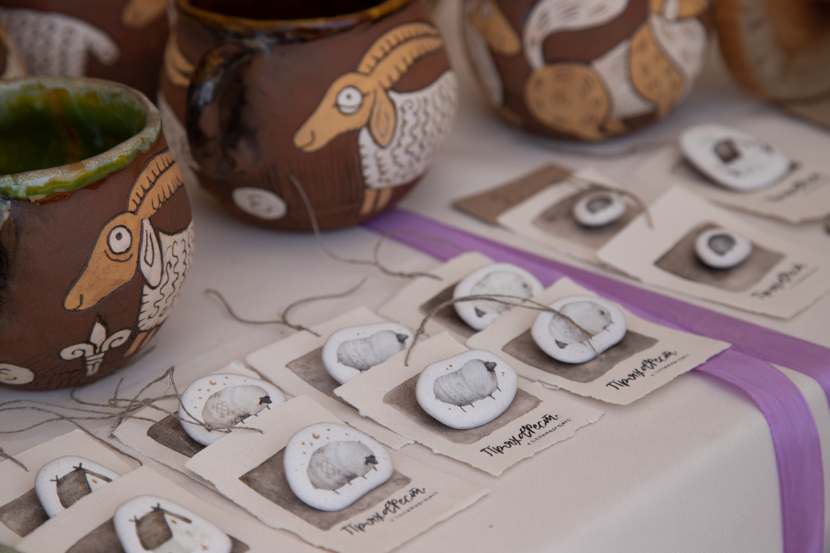 Буйство цвета в       белых шатрах, прогулки с       веретеном, катание по       Каменке на       ладье, прялки, напечатанные на       принтере, пушистые спикеры, дефиле в       половиках на       закате и       ритуал поклонения огню       — все это было на       прошедшем в       Суздале «ПряхаФесте».