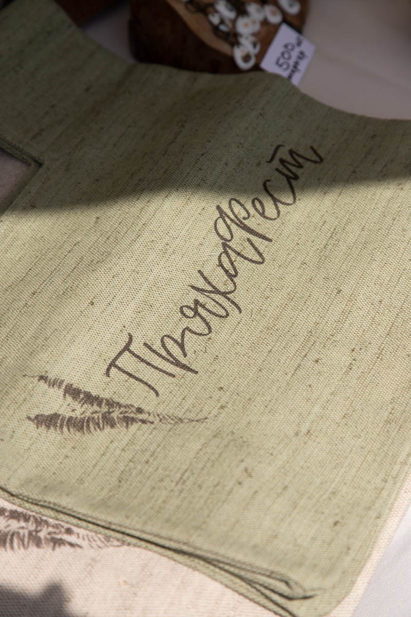 Буйство цвета в       белых шатрах, прогулки с       веретеном, катание по       Каменке на       ладье, прялки, напечатанные на       принтере, пушистые спикеры, дефиле в       половиках на       закате и       ритуал поклонения огню       — все это было на       прошедшем в       Суздале «ПряхаФесте».