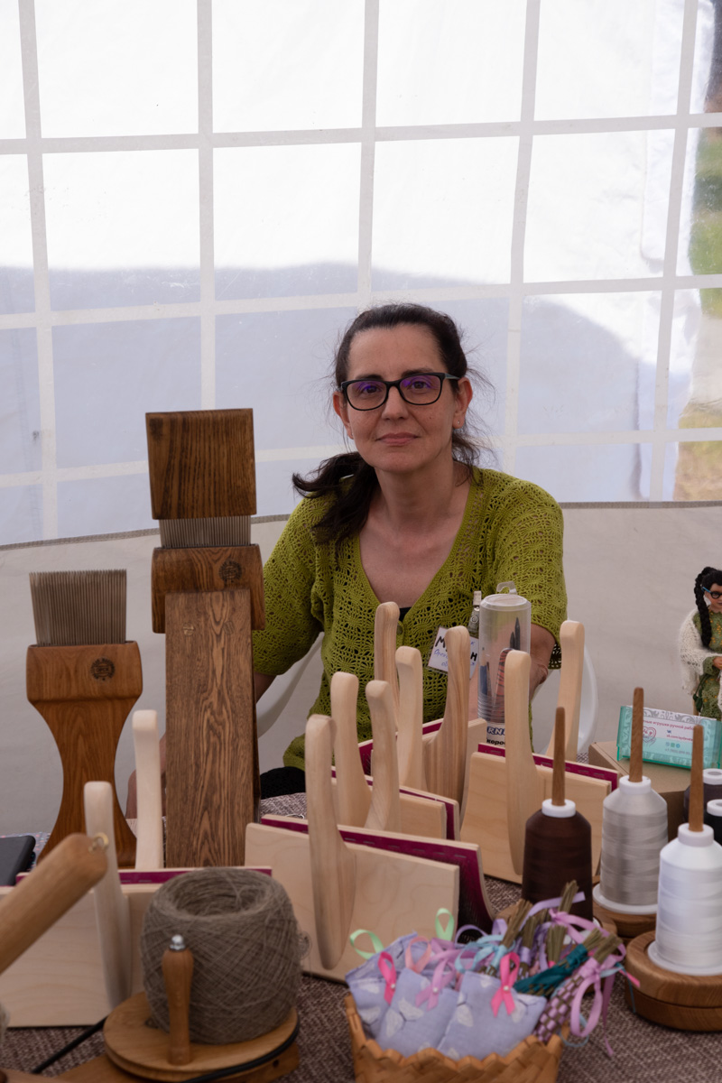 Буйство цвета в       белых шатрах, прогулки с       веретеном, катание по       Каменке на       ладье, прялки, напечатанные на       принтере, пушистые спикеры, дефиле в       половиках на       закате и       ритуал поклонения огню       — все это было на       прошедшем в       Суздале «ПряхаФесте».