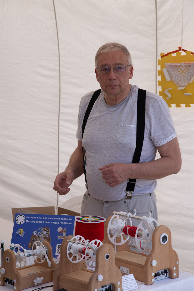 Буйство цвета в       белых шатрах, прогулки с       веретеном, катание по       Каменке на       ладье, прялки, напечатанные на       принтере, пушистые спикеры, дефиле в       половиках на       закате и       ритуал поклонения огню       — все это было на       прошедшем в       Суздале «ПряхаФесте».