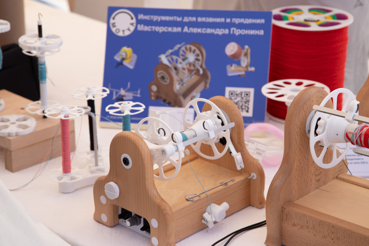 Буйство цвета в       белых шатрах, прогулки с       веретеном, катание по       Каменке на       ладье, прялки, напечатанные на       принтере, пушистые спикеры, дефиле в       половиках на       закате и       ритуал поклонения огню       — все это было на       прошедшем в       Суздале «ПряхаФесте».