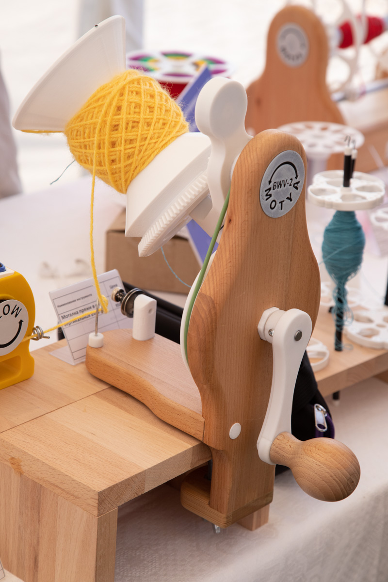 Буйство цвета в       белых шатрах, прогулки с       веретеном, катание по       Каменке на       ладье, прялки, напечатанные на       принтере, пушистые спикеры, дефиле в       половиках на       закате и       ритуал поклонения огню       — все это было на       прошедшем в       Суздале «ПряхаФесте».