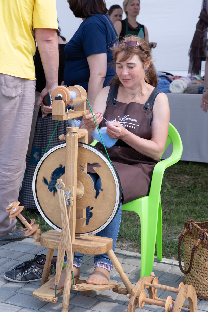 Буйство цвета в       белых шатрах, прогулки с       веретеном, катание по       Каменке на       ладье, прялки, напечатанные на       принтере, пушистые спикеры, дефиле в       половиках на       закате и       ритуал поклонения огню       — все это было на       прошедшем в       Суздале «ПряхаФесте».