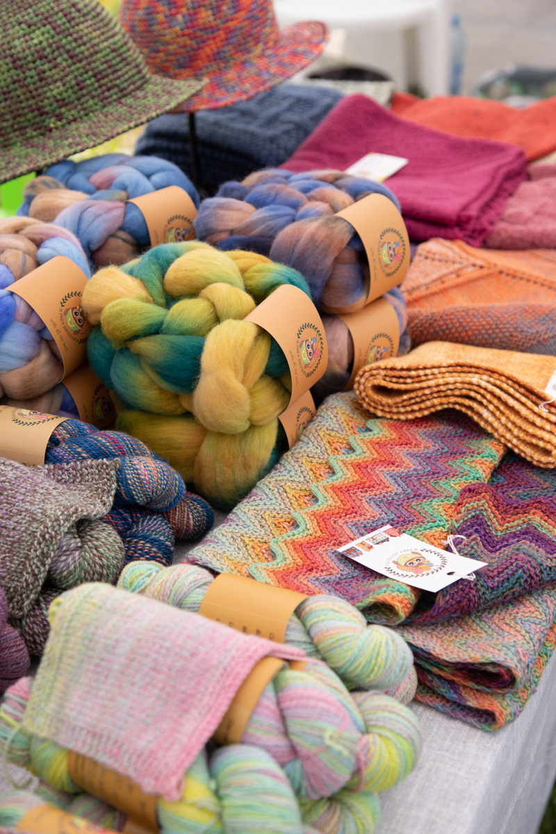 Буйство цвета в       белых шатрах, прогулки с       веретеном, катание по       Каменке на       ладье, прялки, напечатанные на       принтере, пушистые спикеры, дефиле в       половиках на       закате и       ритуал поклонения огню       — все это было на       прошедшем в       Суздале «ПряхаФесте».