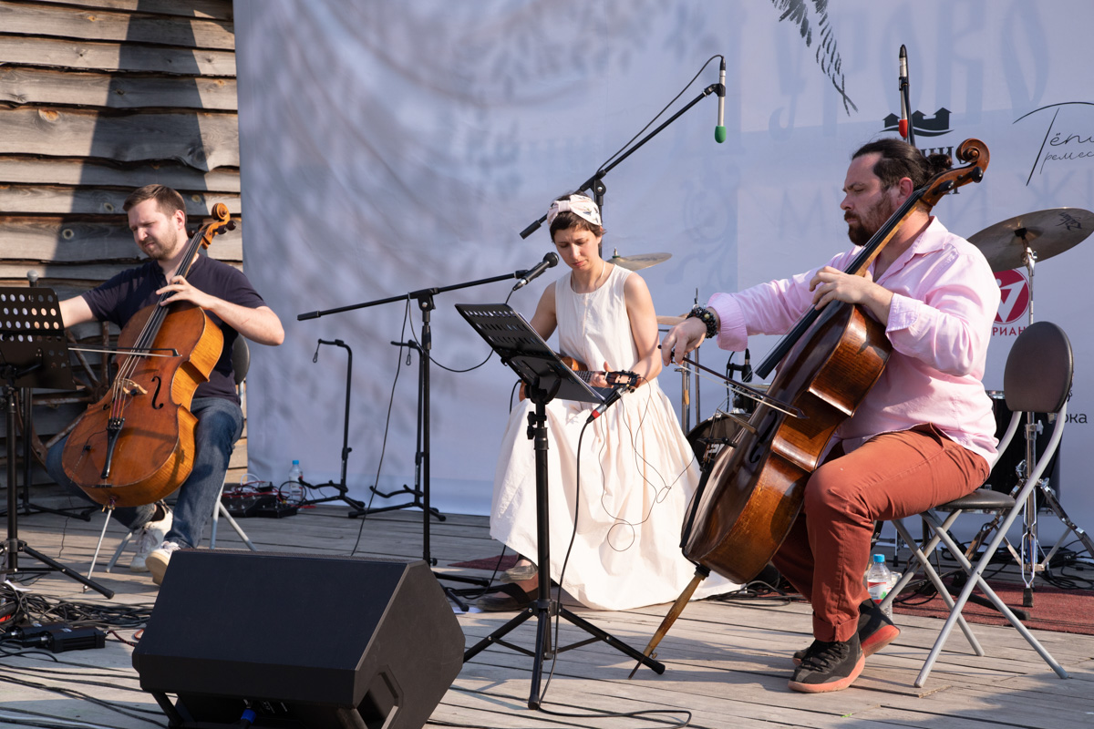 Буйство цвета в       белых шатрах, прогулки с       веретеном, катание по       Каменке на       ладье, прялки, напечатанные на       принтере, пушистые спикеры, дефиле в       половиках на       закате и       ритуал поклонения огню       — все это было на       прошедшем в       Суздале «ПряхаФесте».