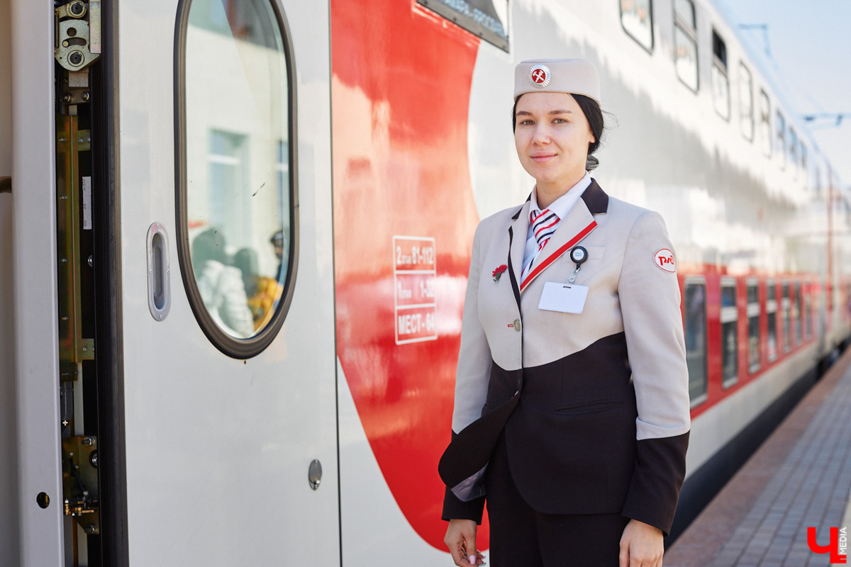 Жители региона могут совершить необычное путешествие по Оке. Летом этого года планируется запустить экскурсионный маршрут из Мурома в Нижний Новгород на судне с подводными крыльями. И это не весь удивительный транспорт, который можно встретить на территории нашей области.