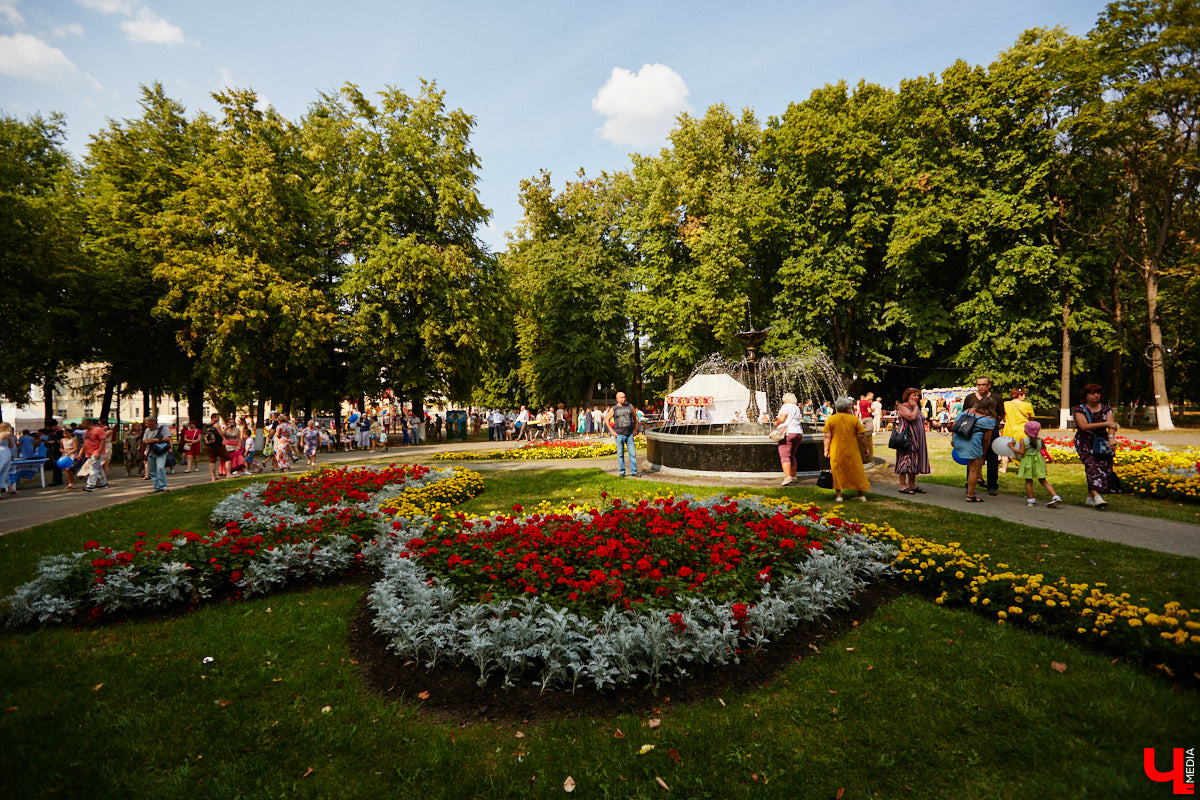 Праздника много не бывает! Уже в эту субботу, 24 июня, в центре Владимира пройдет День молодежи. Отдыхающим обещают массу развлечений на любой вкус и возраст, а главным магнитом вечера станет его звездный хедлайнер. Как добраться в выходной день до места веселья и что там ждет жителей и гостей города, разбирался «Ключ-Медиа».