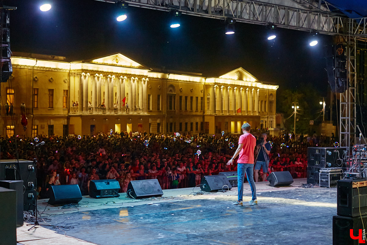 Праздника много не бывает! Уже в эту субботу, 24 июня, в центре Владимира пройдет День молодежи. Отдыхающим обещают массу развлечений на любой вкус и возраст, а главным магнитом вечера станет его звездный хедлайнер. Как добраться в выходной день до места веселья и что там ждет жителей и гостей города, разбирался «Ключ-Медиа».