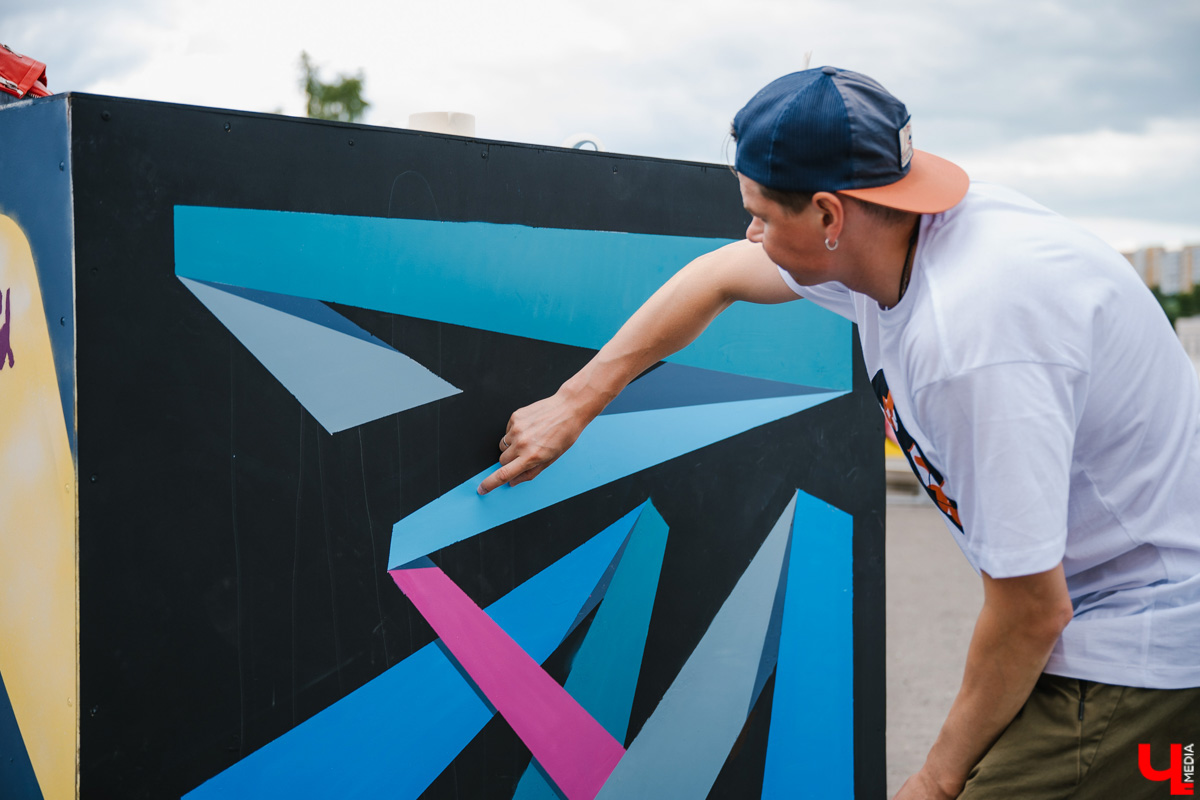 Праздника много не бывает! Уже в эту субботу, 24 июня, в центре Владимира пройдет День молодежи. Отдыхающим обещают массу развлечений на любой вкус и возраст, а главным магнитом вечера станет его звездный хедлайнер. Как добраться в выходной день до места веселья и что там ждет жителей и гостей города, разбирался «Ключ-Медиа».