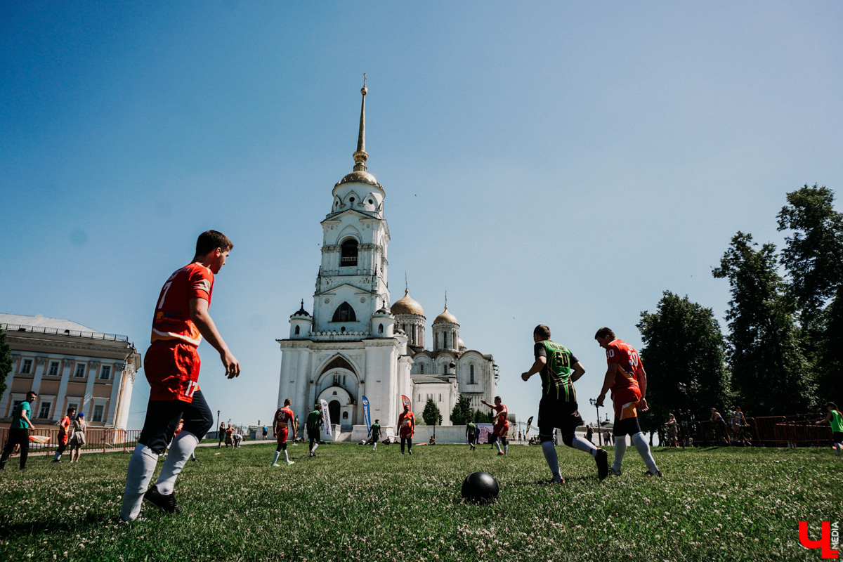 Праздника много не бывает! Уже в эту субботу, 24 июня, в центре Владимира пройдет День молодежи. Отдыхающим обещают массу развлечений на любой вкус и возраст, а главным магнитом вечера станет его звездный хедлайнер. Как добраться в выходной день до места веселья и что там ждет жителей и гостей города, разбирался «Ключ-Медиа».