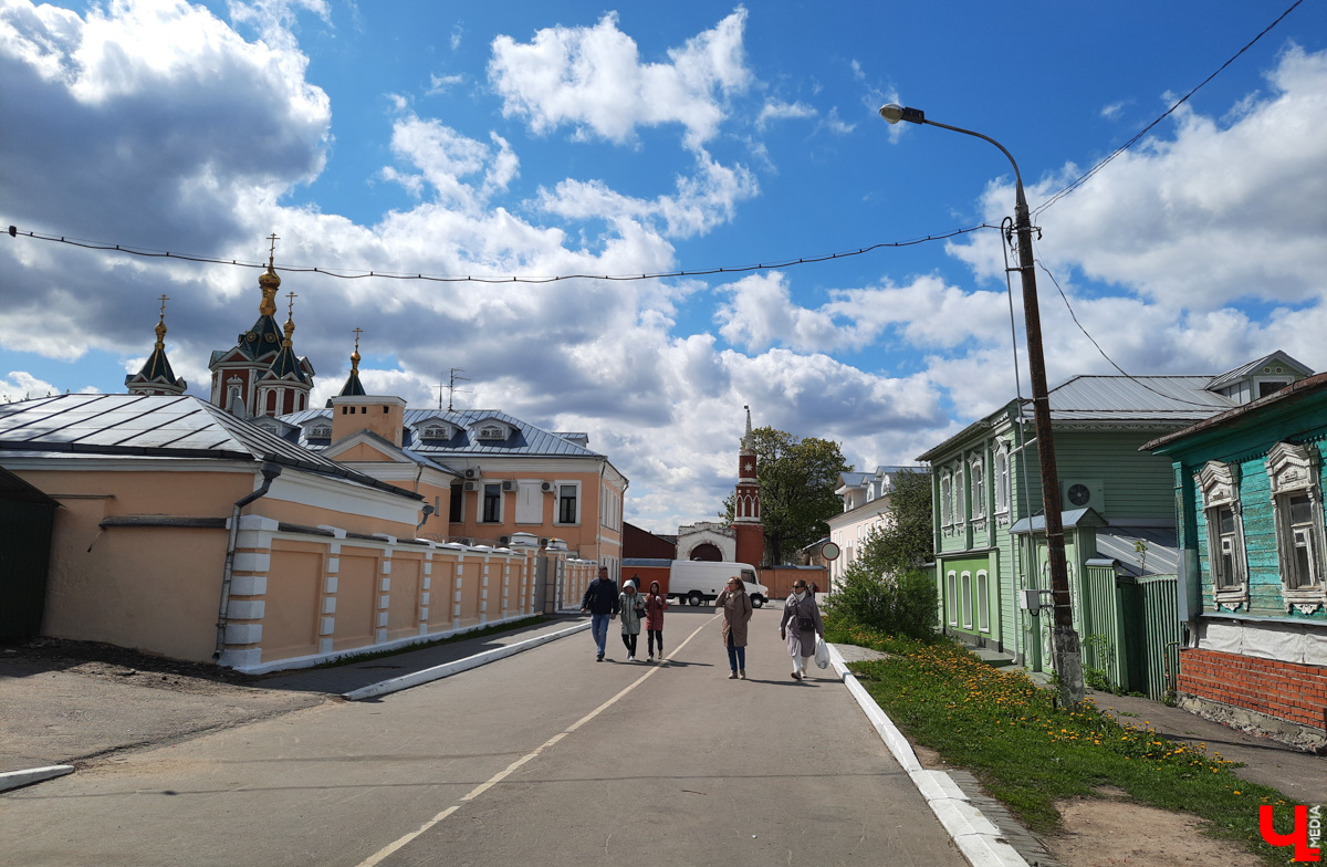 Туры выходного дня стоит планировать заранее, чтобы не было мучительно грустно от бесцельно потраченного времени. Возможно, кто-то из владимирцев собирается посетить Коломну. Что ж, поделимся своими впечатлениями. Сразу предупреждаем: в бочке меда будет и ложка дегтя.