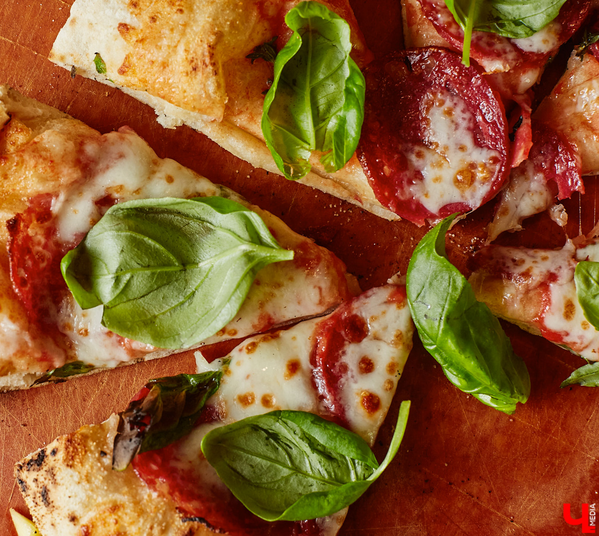 Дипломированный шоколатье, прекрасная Татьяна Кандакова, добавляющая сыр даже в шоколадные конфеты, захотела блюдо, где есть еще и тесто. Так, она первой опробовала уникальную модель мобильной печи для пиццы, появившуюся во Владимире.