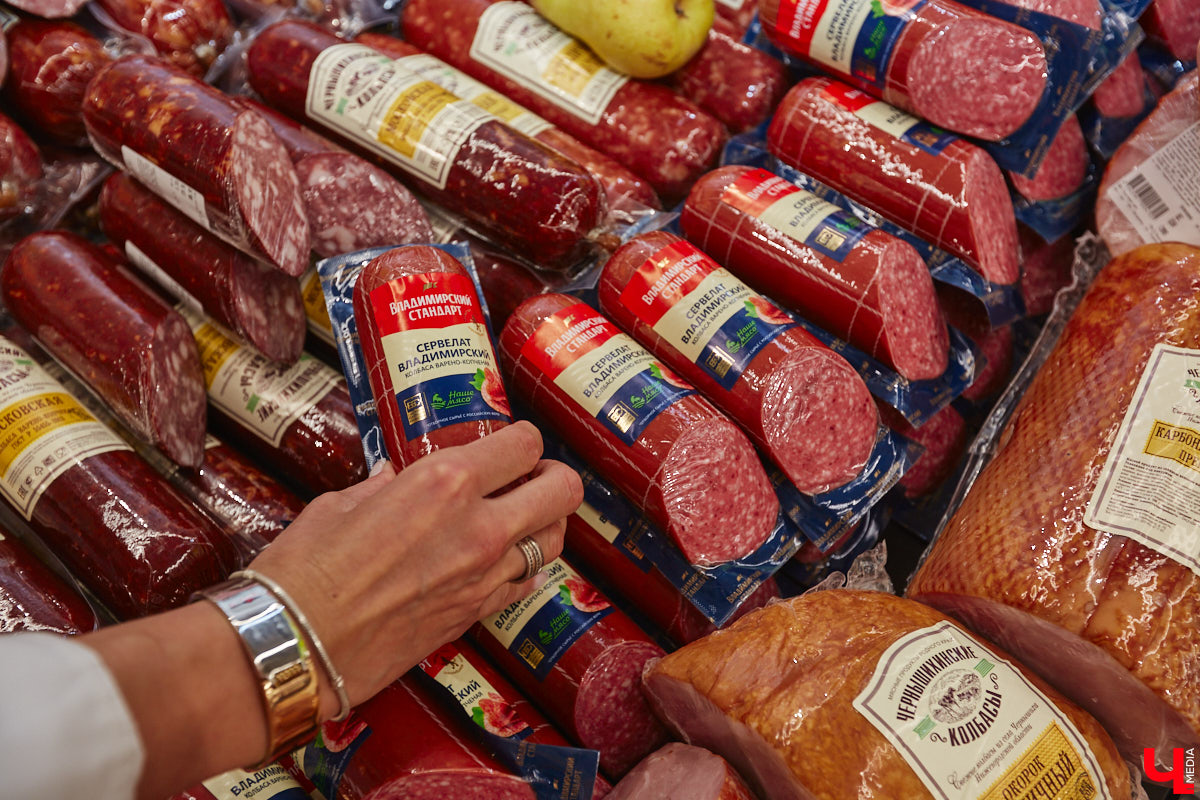 Дипломированный шоколатье, прекрасная Татьяна Кандакова, добавляющая сыр даже в шоколадные конфеты, захотела блюдо, где есть еще и тесто. Так, она первой опробовала уникальную модель мобильной печи для пиццы, появившуюся во Владимире.