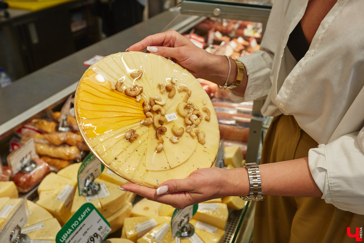 Дипломированный шоколатье, прекрасная Татьяна Кандакова, добавляющая сыр даже в шоколадные конфеты, захотела блюдо, где есть еще и тесто. Так, она первой опробовала уникальную модель мобильной печи для пиццы, появившуюся во Владимире.