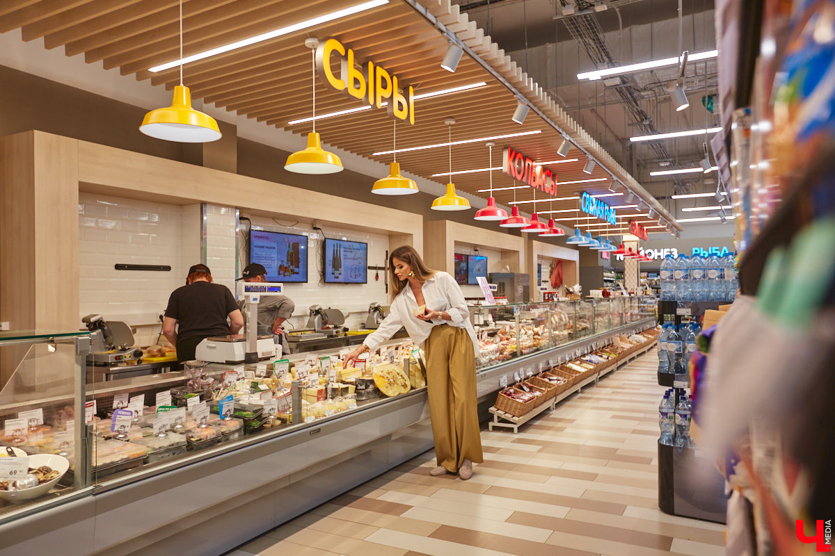 Дипломированный шоколатье, прекрасная Татьяна Кандакова, добавляющая сыр даже в шоколадные конфеты, захотела блюдо, где есть еще и тесто. Так, она первой опробовала уникальную модель мобильной печи для пиццы, появившуюся во Владимире.