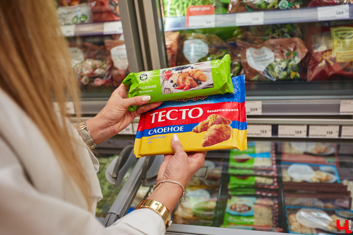 Дипломированный шоколатье, прекрасная Татьяна Кандакова, добавляющая сыр даже в шоколадные конфеты, захотела блюдо, где есть еще и тесто. Так, она первой опробовала уникальную модель мобильной печи для пиццы, появившуюся во Владимире.