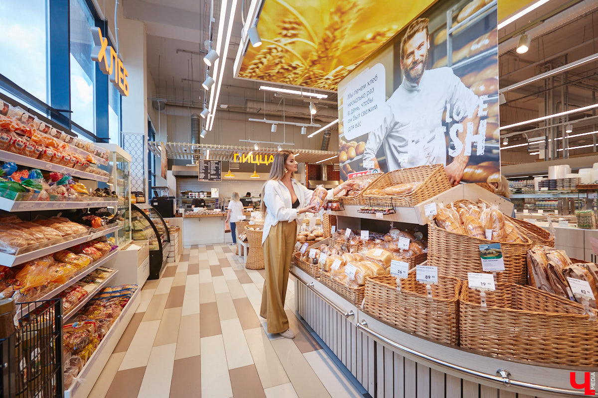 Дипломированный шоколатье, прекрасная Татьяна Кандакова, добавляющая сыр даже в шоколадные конфеты, захотела блюдо, где есть еще и тесто. Так, она первой опробовала уникальную модель мобильной печи для пиццы, появившуюся во Владимире.