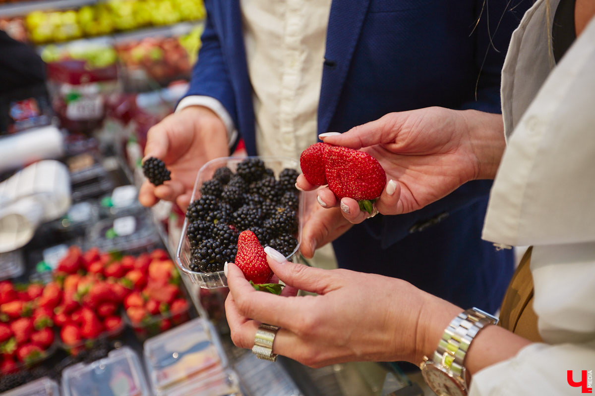Дипломированный шоколатье, прекрасная Татьяна Кандакова, добавляющая сыр даже в шоколадные конфеты, захотела блюдо, где есть еще и тесто. Так, она первой опробовала уникальную модель мобильной печи для пиццы, появившуюся во Владимире.
