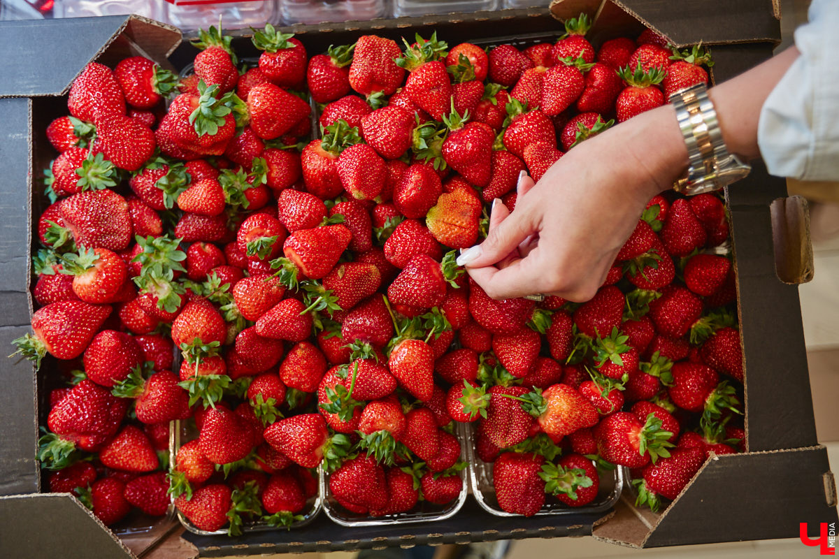 Дипломированный шоколатье, прекрасная Татьяна Кандакова, добавляющая сыр даже в шоколадные конфеты, захотела блюдо, где есть еще и тесто. Так, она первой опробовала уникальную модель мобильной печи для пиццы, появившуюся во Владимире.