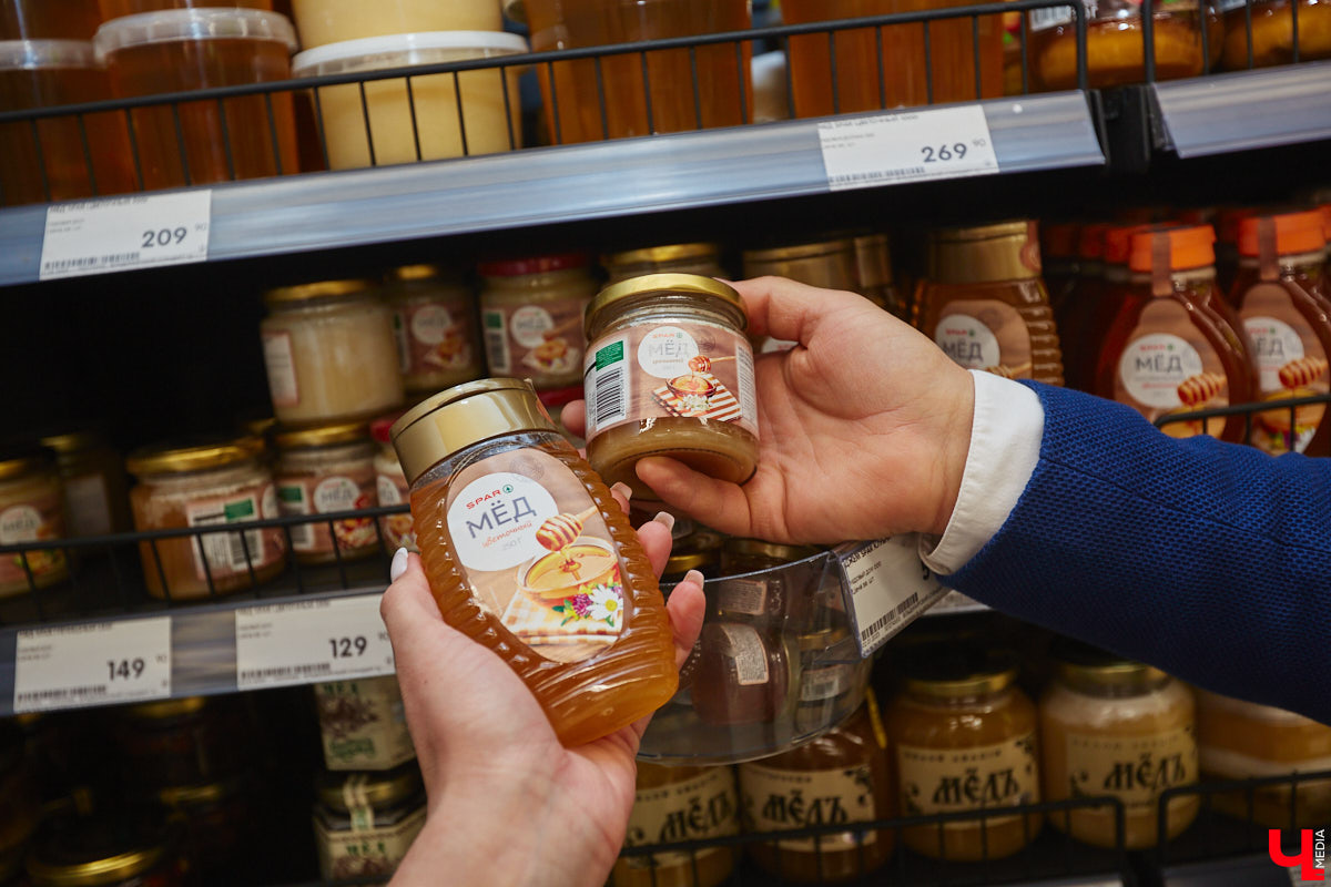 Дипломированный шоколатье, прекрасная Татьяна Кандакова, добавляющая сыр даже в шоколадные конфеты, захотела блюдо, где есть еще и тесто. Так, она первой опробовала уникальную модель мобильной печи для пиццы, появившуюся во Владимире.