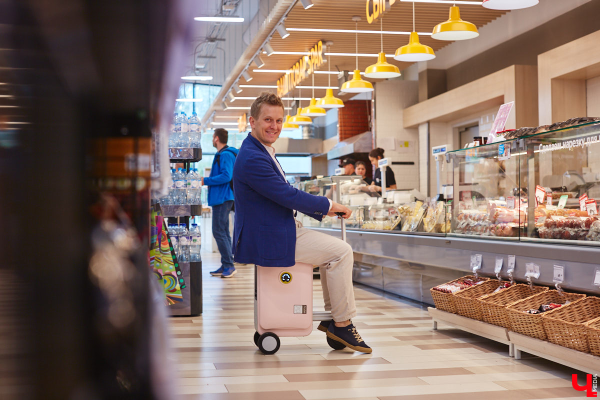 Дипломированный шоколатье, прекрасная Татьяна Кандакова, добавляющая сыр даже в шоколадные конфеты, захотела блюдо, где есть еще и тесто. Так, она первой опробовала уникальную модель мобильной печи для пиццы, появившуюся во Владимире.