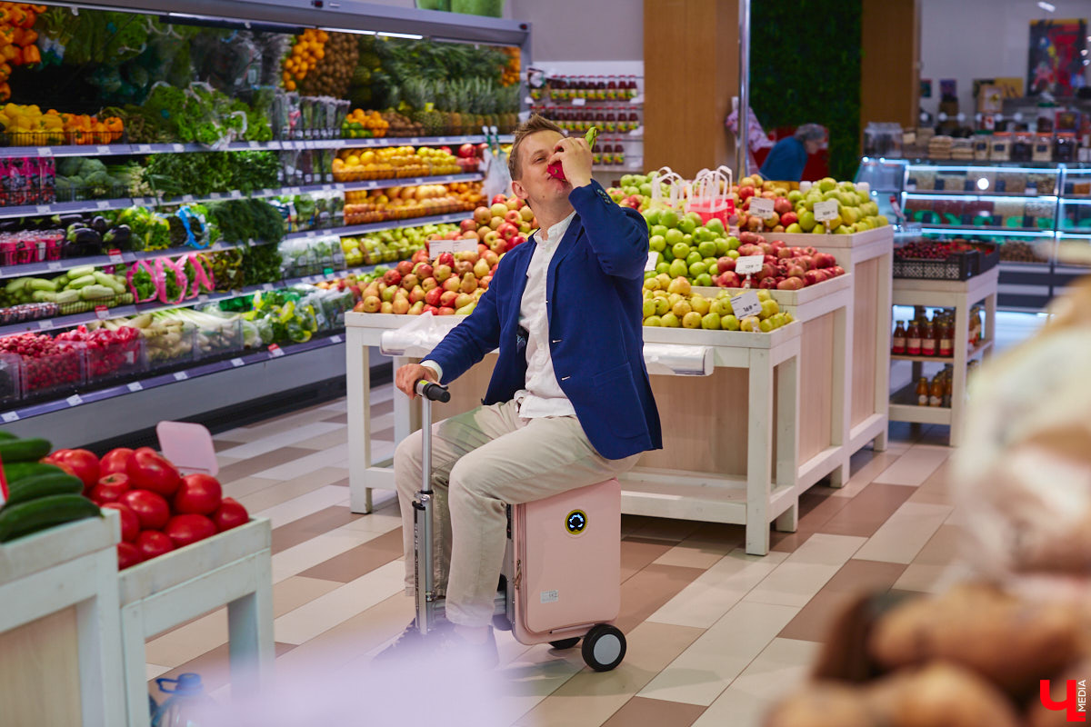 Дипломированный шоколатье, прекрасная Татьяна Кандакова, добавляющая сыр даже в шоколадные конфеты, захотела блюдо, где есть еще и тесто. Так, она первой опробовала уникальную модель мобильной печи для пиццы, появившуюся во Владимире.