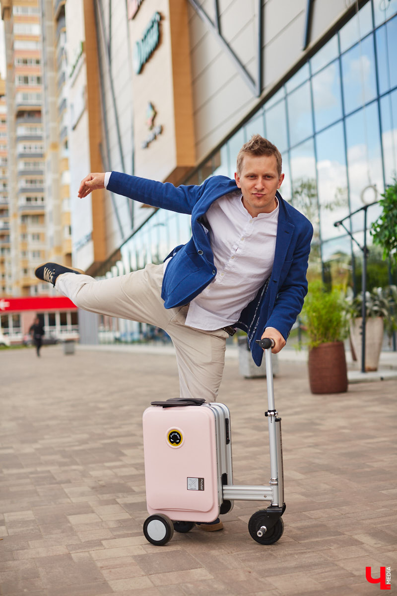 Дипломированный шоколатье, прекрасная Татьяна Кандакова, добавляющая сыр даже в шоколадные конфеты, захотела блюдо, где есть еще и тесто. Так, она первой опробовала уникальную модель мобильной печи для пиццы, появившуюся во Владимире.