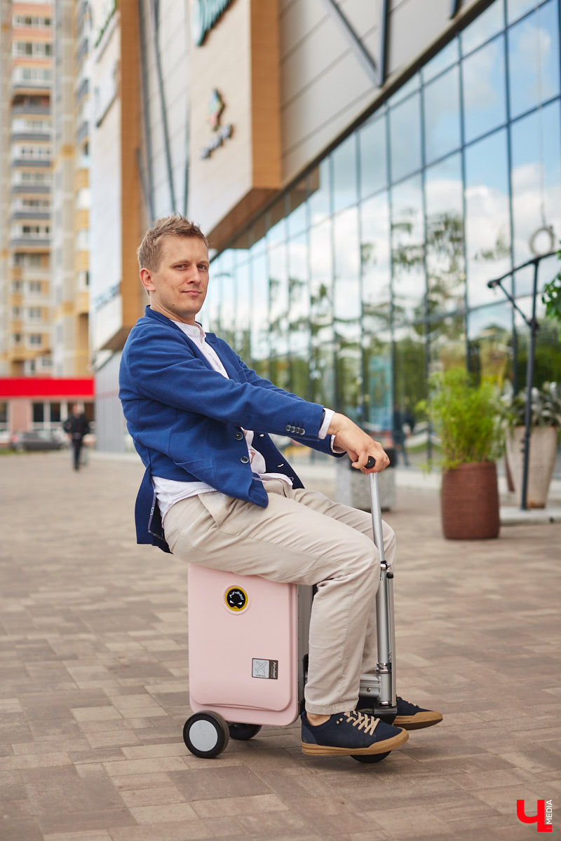 Дипломированный шоколатье, прекрасная Татьяна Кандакова, добавляющая сыр даже в шоколадные конфеты, захотела блюдо, где есть еще и тесто. Так, она первой опробовала уникальную модель мобильной печи для пиццы, появившуюся во Владимире.