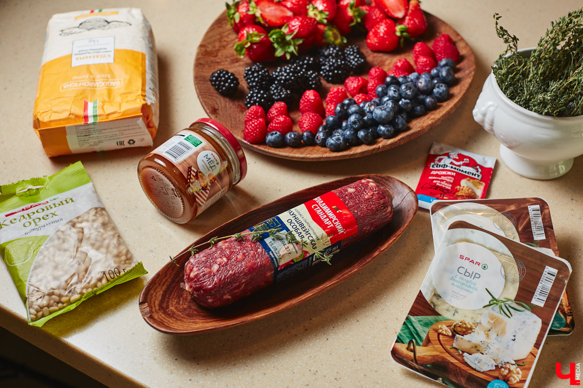 Дипломированный шоколатье, прекрасная Татьяна Кандакова, добавляющая сыр даже в шоколадные конфеты, захотела блюдо, где есть еще и тесто. Так, она первой опробовала уникальную модель мобильной печи для пиццы, появившуюся во Владимире.