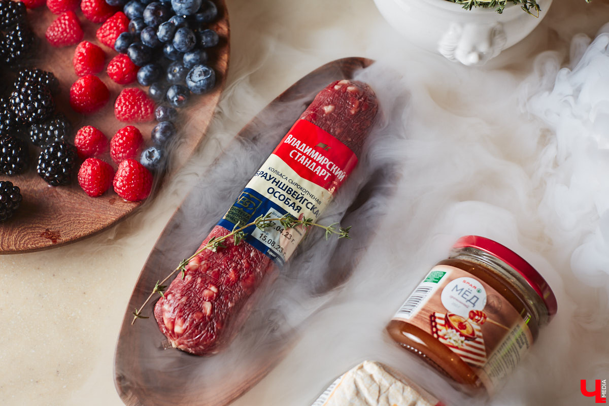 Дипломированный шоколатье, прекрасная Татьяна Кандакова, добавляющая сыр даже в шоколадные конфеты, захотела блюдо, где есть еще и тесто. Так, она первой опробовала уникальную модель мобильной печи для пиццы, появившуюся во Владимире.