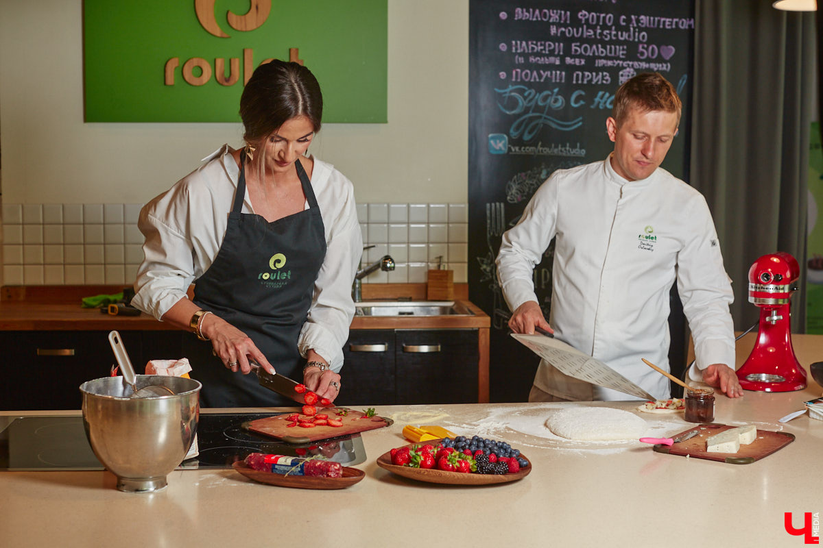 Дипломированный шоколатье, прекрасная Татьяна Кандакова, добавляющая сыр даже в шоколадные конфеты, захотела блюдо, где есть еще и тесто. Так, она первой опробовала уникальную модель мобильной печи для пиццы, появившуюся во Владимире.