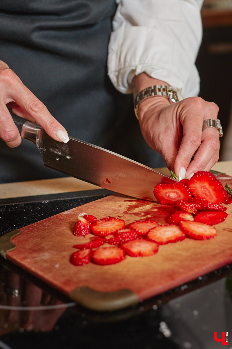 Дипломированный шоколатье, прекрасная Татьяна Кандакова, добавляющая сыр даже в шоколадные конфеты, захотела блюдо, где есть еще и тесто. Так, она первой опробовала уникальную модель мобильной печи для пиццы, появившуюся во Владимире.