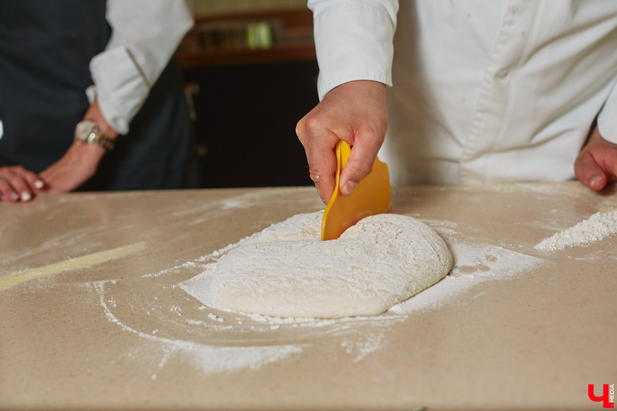 Дипломированный шоколатье, прекрасная Татьяна Кандакова, добавляющая сыр даже в шоколадные конфеты, захотела блюдо, где есть еще и тесто. Так, она первой опробовала уникальную модель мобильной печи для пиццы, появившуюся во Владимире.