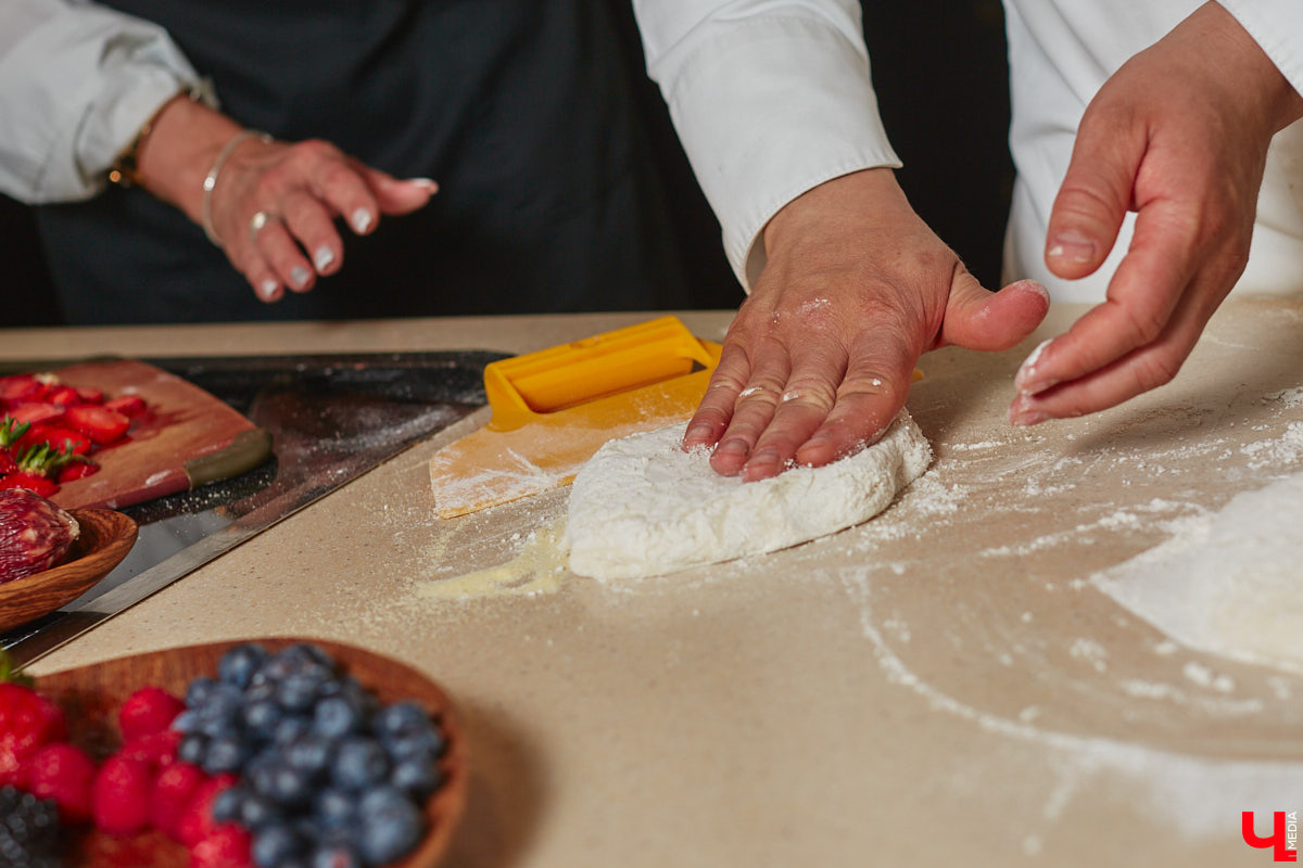 Дипломированный шоколатье, прекрасная Татьяна Кандакова, добавляющая сыр даже в шоколадные конфеты, захотела блюдо, где есть еще и тесто. Так, она первой опробовала уникальную модель мобильной печи для пиццы, появившуюся во Владимире.