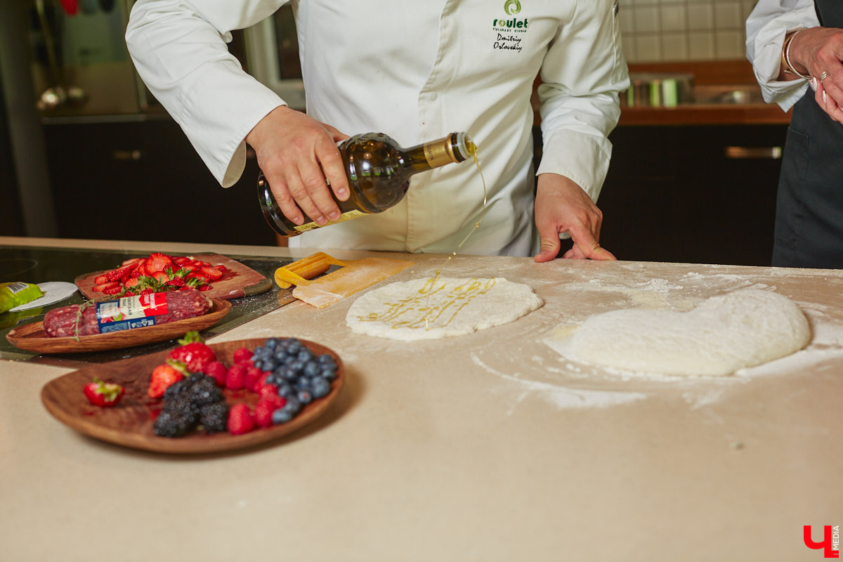 Дипломированный шоколатье, прекрасная Татьяна Кандакова, добавляющая сыр даже в шоколадные конфеты, захотела блюдо, где есть еще и тесто. Так, она первой опробовала уникальную модель мобильной печи для пиццы, появившуюся во Владимире.