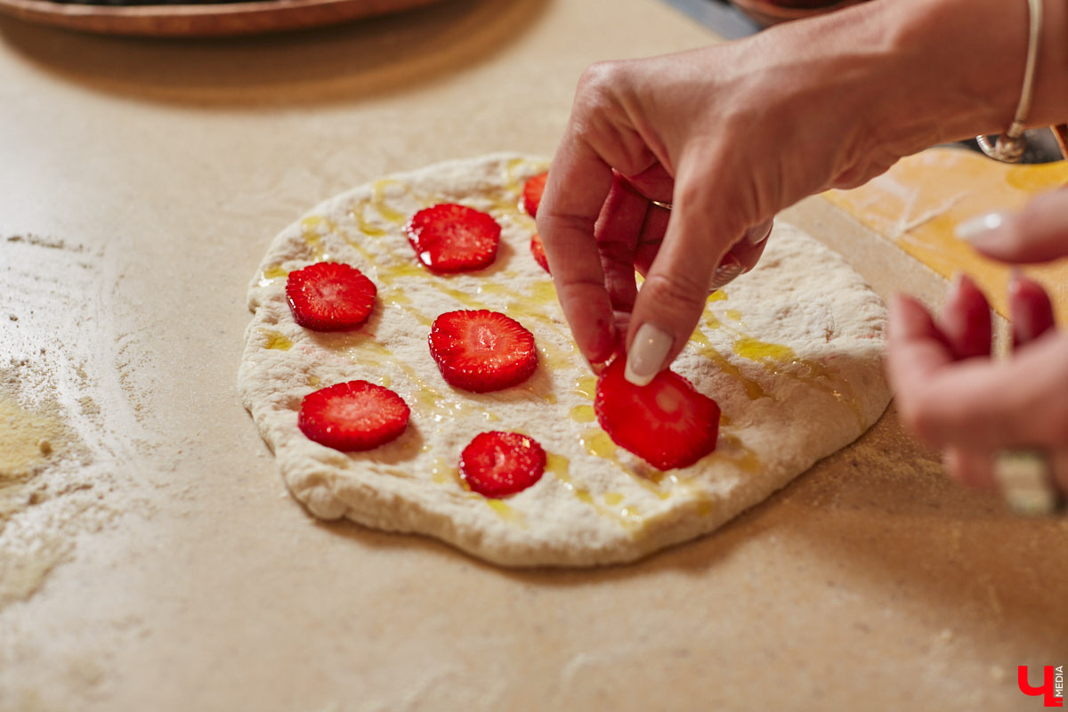 Дипломированный шоколатье, прекрасная Татьяна Кандакова, добавляющая сыр даже в шоколадные конфеты, захотела блюдо, где есть еще и тесто. Так, она первой опробовала уникальную модель мобильной печи для пиццы, появившуюся во Владимире.
