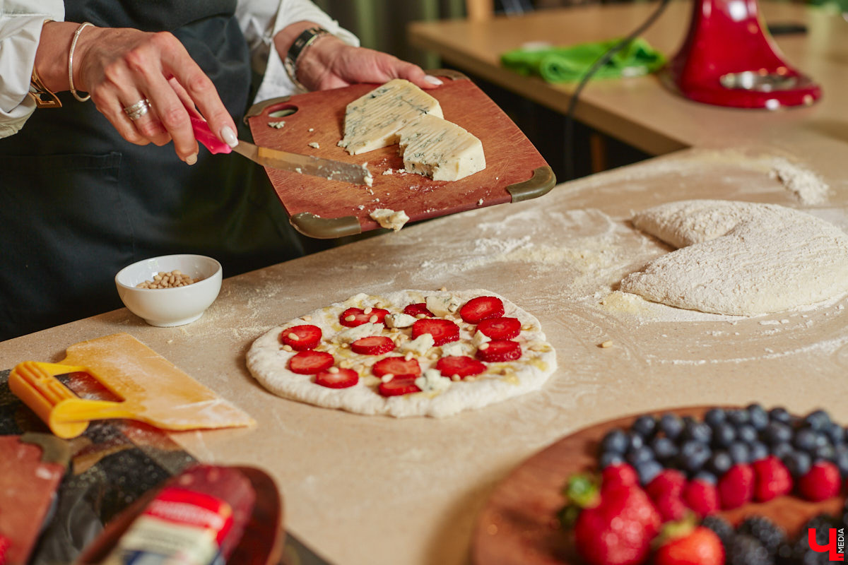Дипломированный шоколатье, прекрасная Татьяна Кандакова, добавляющая сыр даже в шоколадные конфеты, захотела блюдо, где есть еще и тесто. Так, она первой опробовала уникальную модель мобильной печи для пиццы, появившуюся во Владимире.