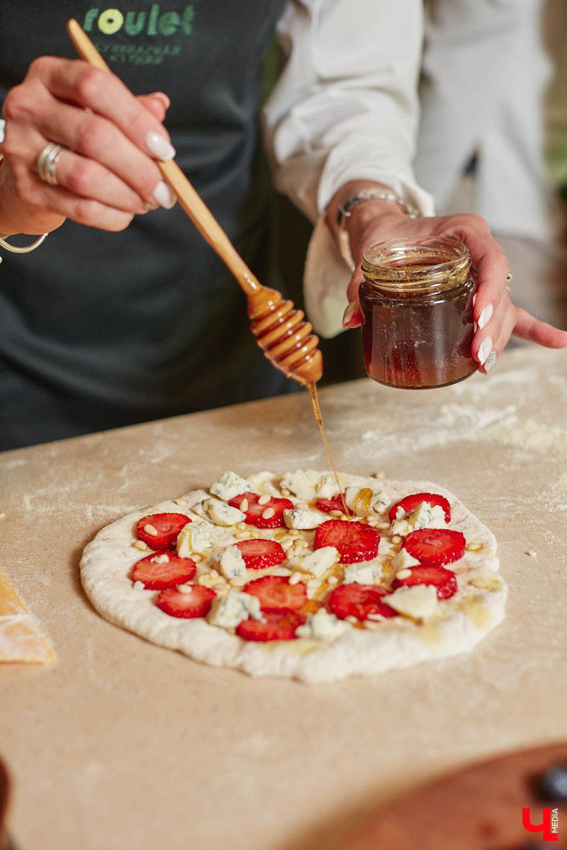 Дипломированный шоколатье, прекрасная Татьяна Кандакова, добавляющая сыр даже в шоколадные конфеты, захотела блюдо, где есть еще и тесто. Так, она первой опробовала уникальную модель мобильной печи для пиццы, появившуюся во Владимире.