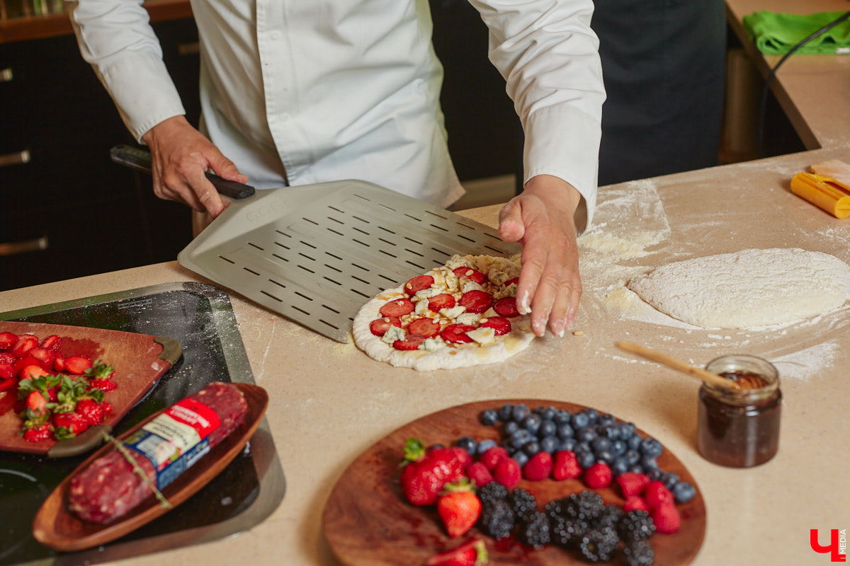 Дипломированный шоколатье, прекрасная Татьяна Кандакова, добавляющая сыр даже в шоколадные конфеты, захотела блюдо, где есть еще и тесто. Так, она первой опробовала уникальную модель мобильной печи для пиццы, появившуюся во Владимире.