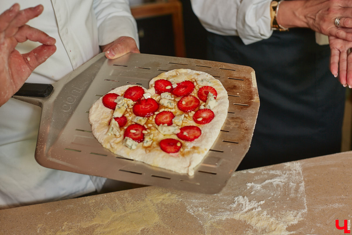Дипломированный шоколатье, прекрасная Татьяна Кандакова, добавляющая сыр даже в шоколадные конфеты, захотела блюдо, где есть еще и тесто. Так, она первой опробовала уникальную модель мобильной печи для пиццы, появившуюся во Владимире.