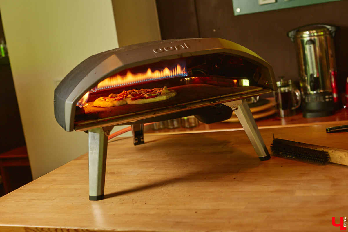 Дипломированный шоколатье, прекрасная Татьяна Кандакова, добавляющая сыр даже в шоколадные конфеты, захотела блюдо, где есть еще и тесто. Так, она первой опробовала уникальную модель мобильной печи для пиццы, появившуюся во Владимире.