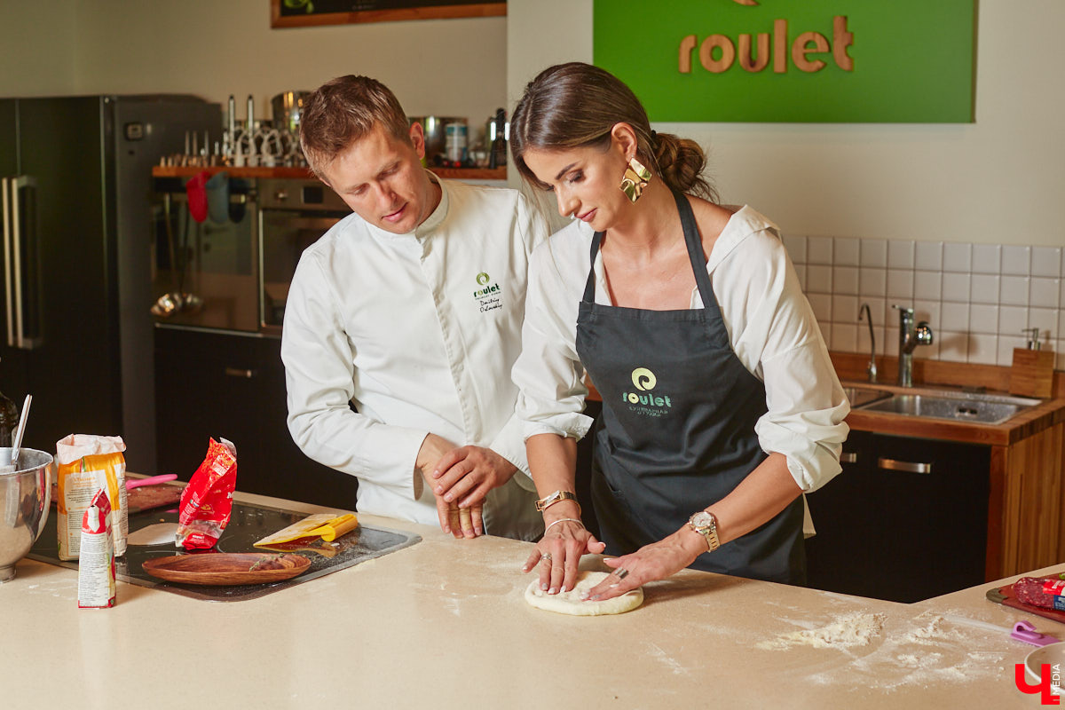 Дипломированный шоколатье, прекрасная Татьяна Кандакова, добавляющая сыр даже в шоколадные конфеты, захотела блюдо, где есть еще и тесто. Так, она первой опробовала уникальную модель мобильной печи для пиццы, появившуюся во Владимире.