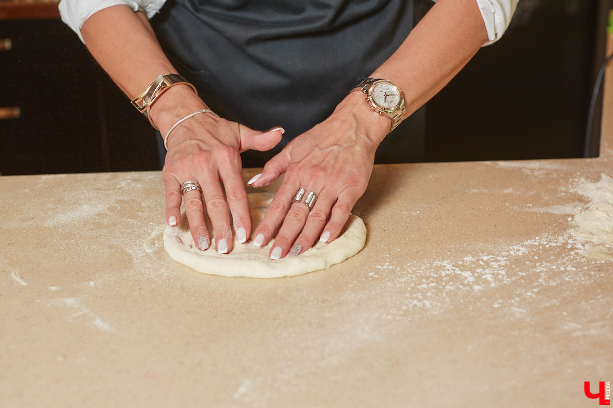 Дипломированный шоколатье, прекрасная Татьяна Кандакова, добавляющая сыр даже в шоколадные конфеты, захотела блюдо, где есть еще и тесто. Так, она первой опробовала уникальную модель мобильной печи для пиццы, появившуюся во Владимире.