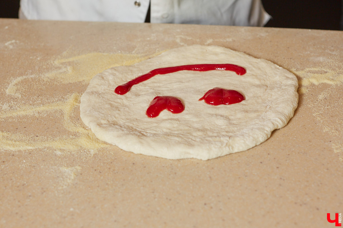 Дипломированный шоколатье, прекрасная Татьяна Кандакова, добавляющая сыр даже в шоколадные конфеты, захотела блюдо, где есть еще и тесто. Так, она первой опробовала уникальную модель мобильной печи для пиццы, появившуюся во Владимире.